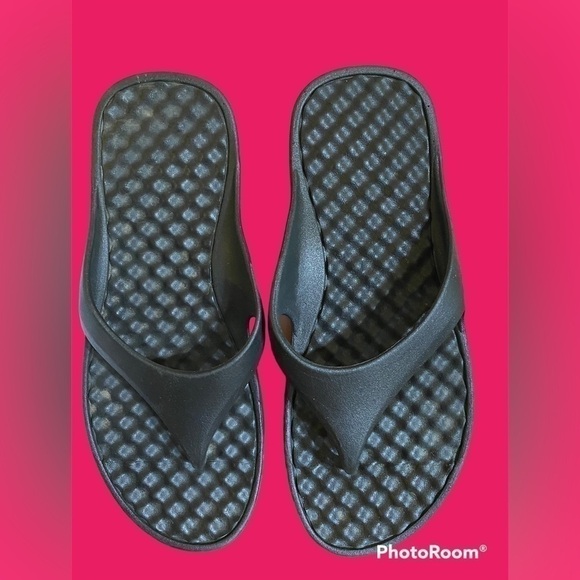 DORMCO black non-slip rubber shower sandals. Size medium women’s 7/8. EUC! - Picture 3 of 4
